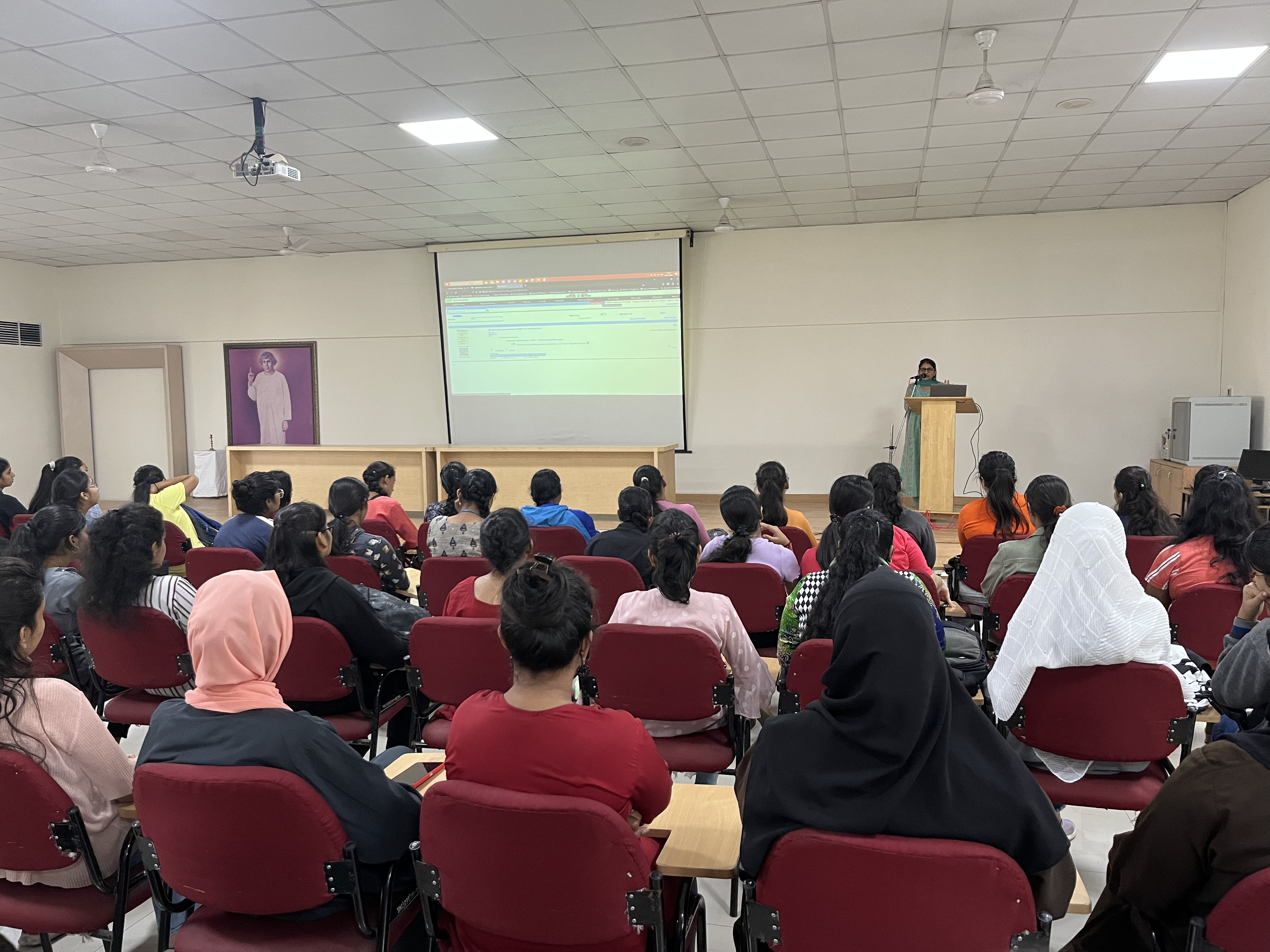 2-Students learning tips to search online catalogue.jpg 